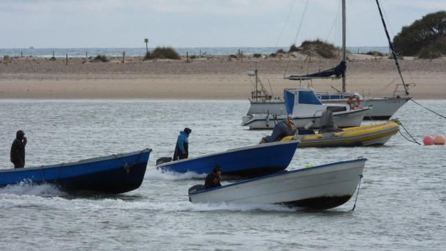 Varias embarcaciones en la costa andaluza.