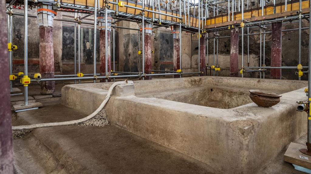 El peristilo de la 'domus' convertido en la sala del 'frigidarium', con una gran piscina en el centro.