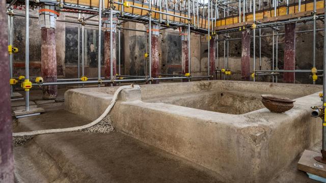 El peristilo de la 'domus' convertido en la sala del 'frigidarium', con una gran piscina en el centro.