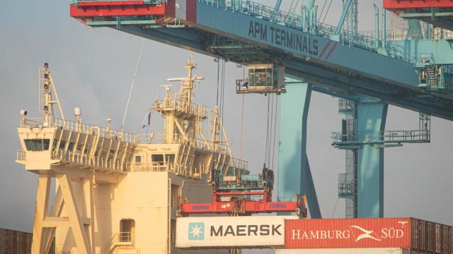 Carga de un buque en Algeciras.