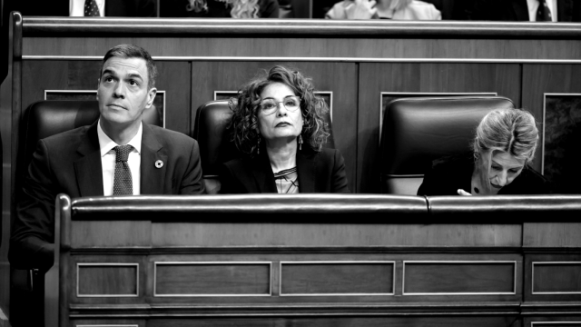 (I-D) El presidente del Gobierno, Pedro Sánchez; la vicepresidenta primera y ministra de Hacienda, María Jesús Montero y la vicepresidenta segunda y ministra de Trabajo, Yolanda Díaz, durante una sesión de control al Gobierno, en el Congreso de los Diputados, a 18 de diciembre de 2024, en Madrid (España).