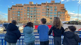 Los colegios de la A-5 'partidos' sin los pasos subterráneos: Los padres pueden tardarán media hora más en llevar a sus hijos