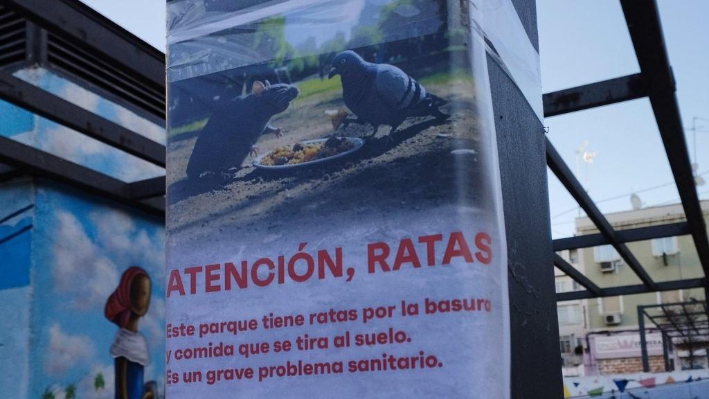 Un cartel en la plaza del Poeta Leopoldo de Luis en el que se alerta de la presencia de ratas.