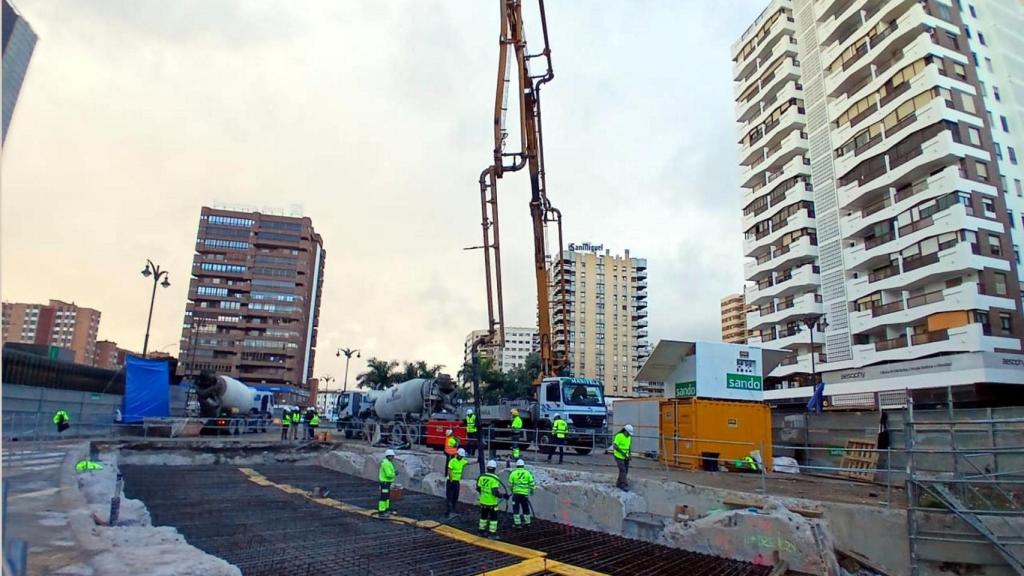 Imagen de los primeros trabajos de hormigonado de la losa superior del túnel del Metro de Málaga hacia el Civil.