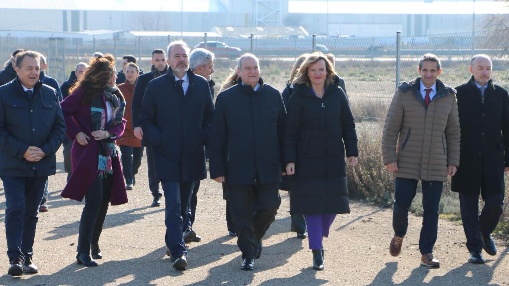 Hereu (Industria), Alegría (Educación) y Azcón (Aragón) visitan los terrenos de la gigafactoría de Stellantis en Figueruelas.