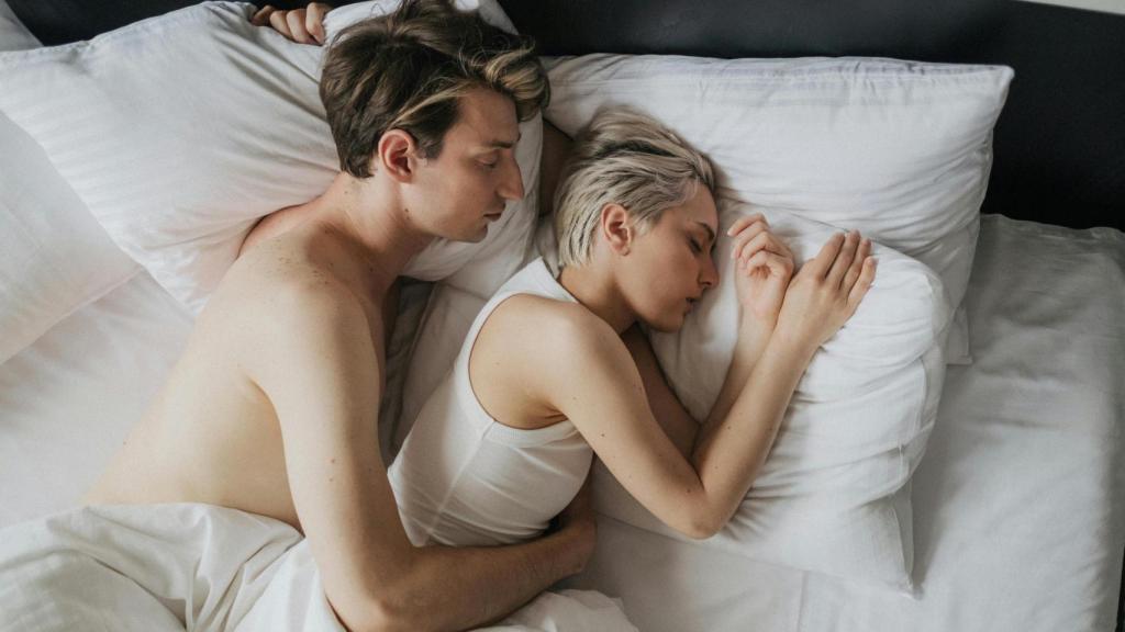 Quien abraza en la postura de 'la cucharita' demuestra protección y cuidado hacia quien recibe el abrazo