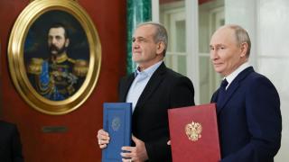 El presidente ruso, Vladimir Putin, y y su homólogo iraní, Masoud Pezeshkian, en la ceremonia para firmar el Acuerdo de Asociación Estratégica Integral entre ambos países, este viernes en el Kremlin.