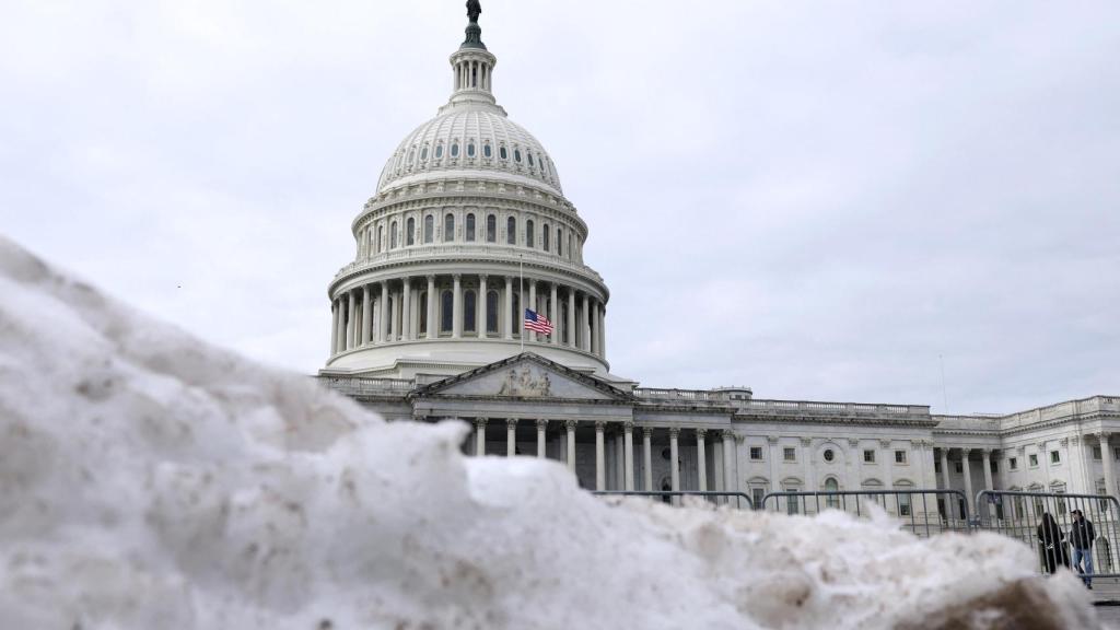 Un montón de nieve se encuentra cerca del Capitolio de Estados Unidos después de que se anunció que la toma de posesión del presidente electo de Estados Unidos, Donald Trump.