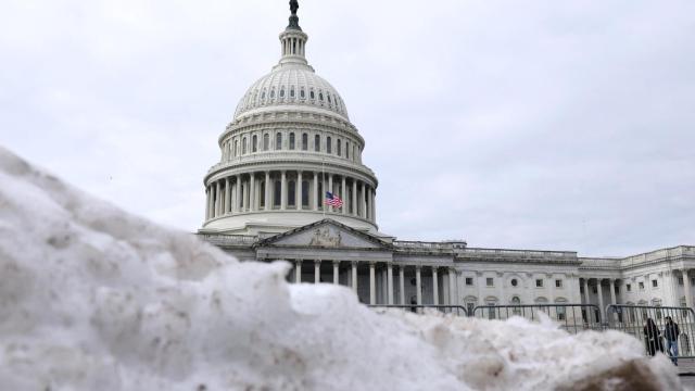 Un montón de nieve se encuentra cerca del Capitolio de Estados Unidos después de que se anunció que la toma de posesión del presidente electo de Estados Unidos, Donald Trump.