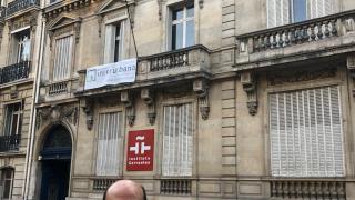 El presidente del PNV, Andoni Ortuzar, el pasado octubre en la fachada del palacete de París que Sánchez le ha regalado a su partido.