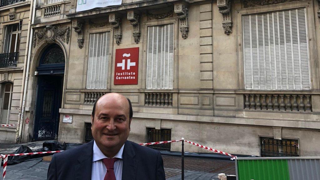 El presidente del PNV, Andoni Ortuzar, el pasado octubre en la fachada del palacete de París que Sánchez le ha regalado a su partido.