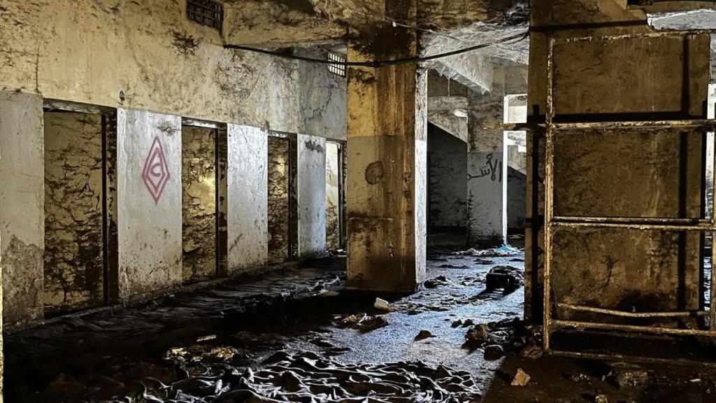 En el sótano de la prisión de Sednaya, una gran sala de torturas, rodeada de celdas 'individuales'.