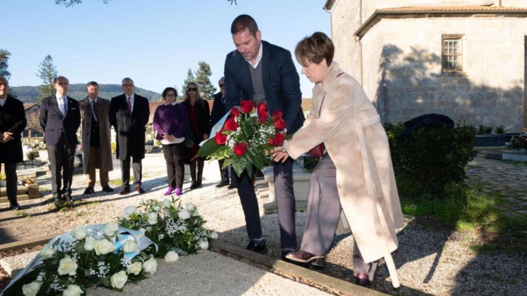 El conselleiro de Cultura, Lingua e Xuventude, en la ofrenda floral con motivo del 23 aniversario del fallecimiento de Camilo José Cela.