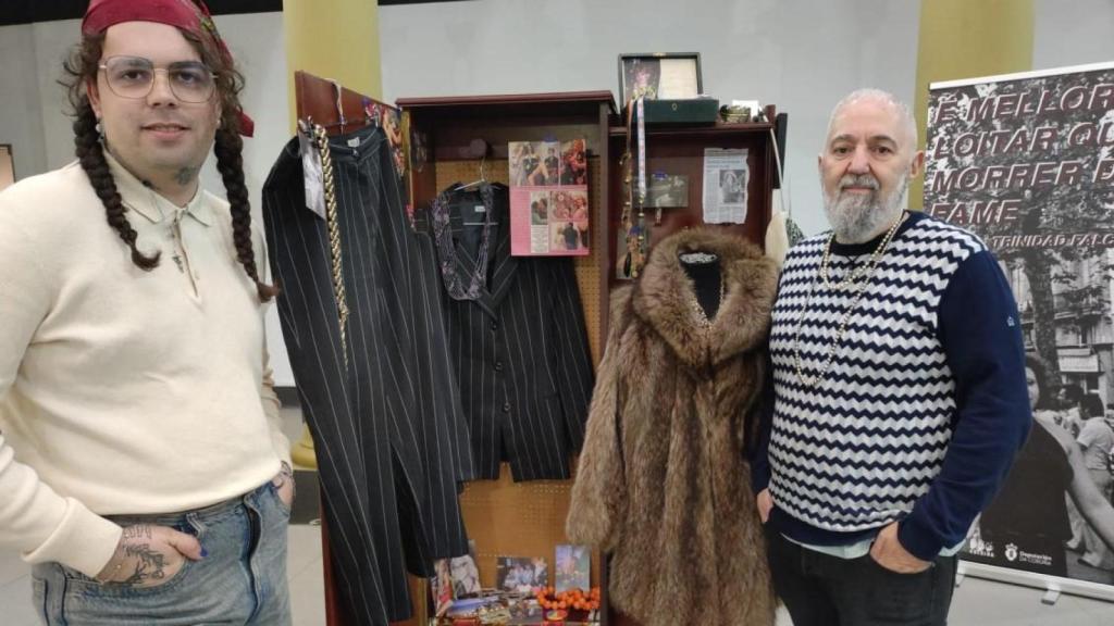 Sergio Marey y Fito Ferreiro junto al armario de Trini Falcés en la Biblioteca Municipal de Durán Loriga.