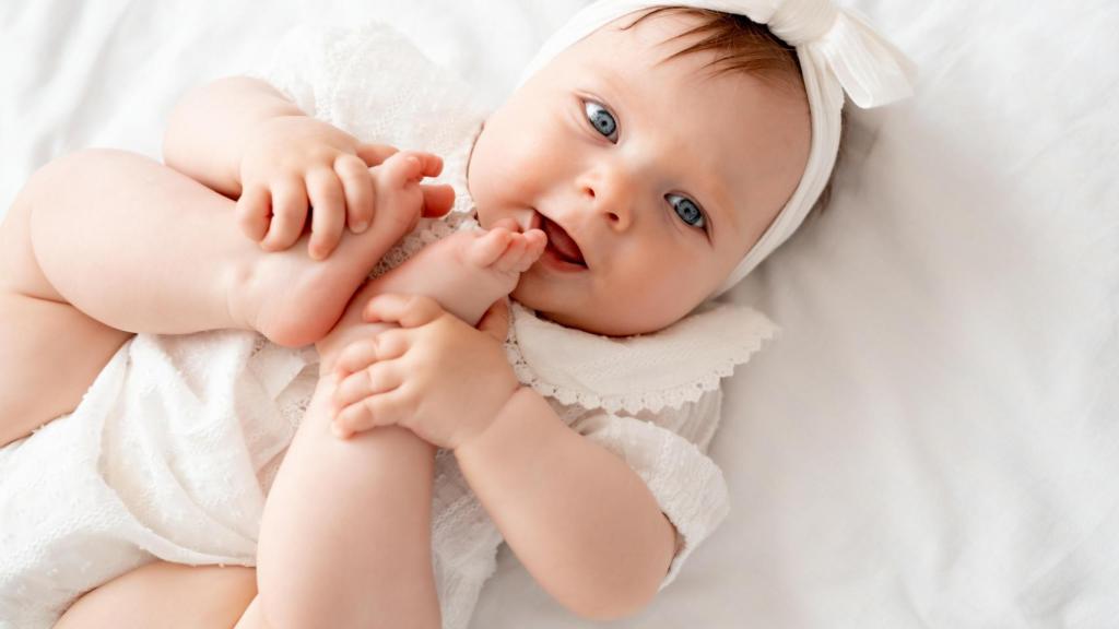 Una niña juega con sus pies