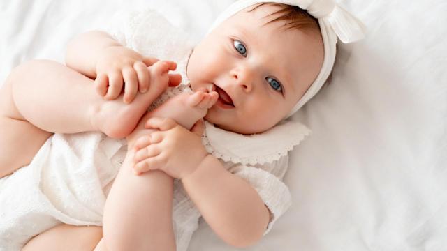 Una niña juega con sus pies