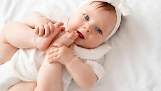 Una niña juega con sus pies