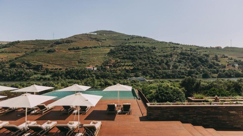 Piscina exterior con vistas del hotel.