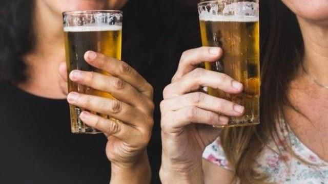 Imagen de archivo de dos mujeres consumiendo cerveza.