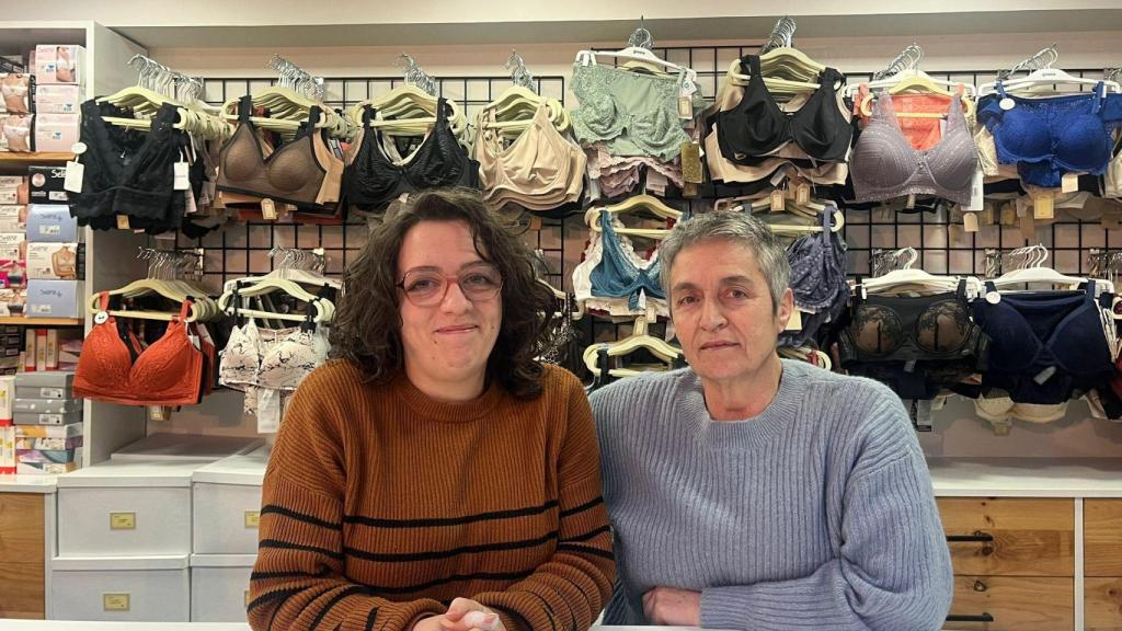 De derecha a izquierda: Aida Alonso y Aida Rodríguez, madre e hija, actuales propietarias de Lencería Sánchez