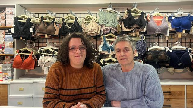 De derecha a izquierda: Aida Alonso y Aida Rodríguez, madre e hija, actuales propietarias de Lencería Sánchez