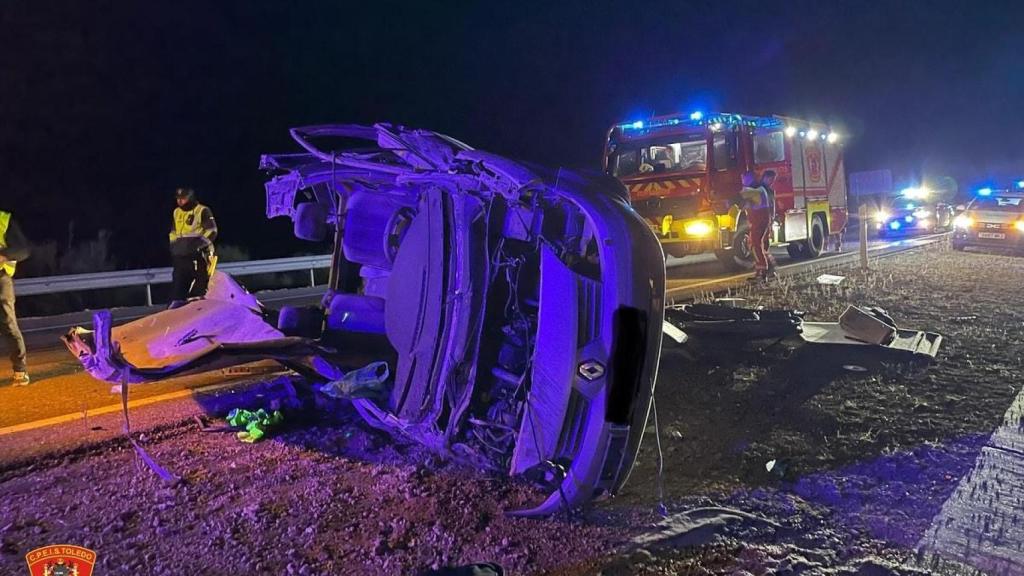 Los bomberos han tenido que desencarcelar a la víctima mortal y al herido.