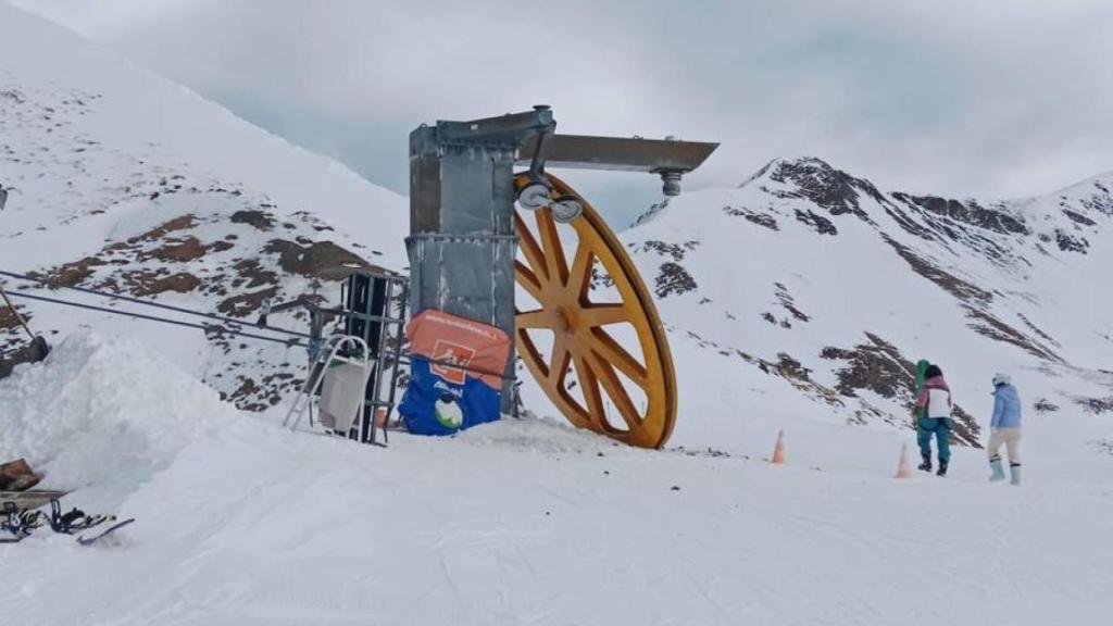 Rescate de una chica atrapada en el telesilla de la estación de esquí de Astún.