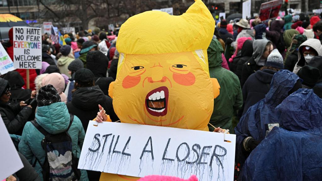 Un manifestante viste un disfraz que representa al presidente electo de Estados Unidos, Donald Trump, durante la Marcha del Pueblo en Washington antes de la toma de posesión presidencial en Washington, Estados Unidos, el 18 de enero de 2025.