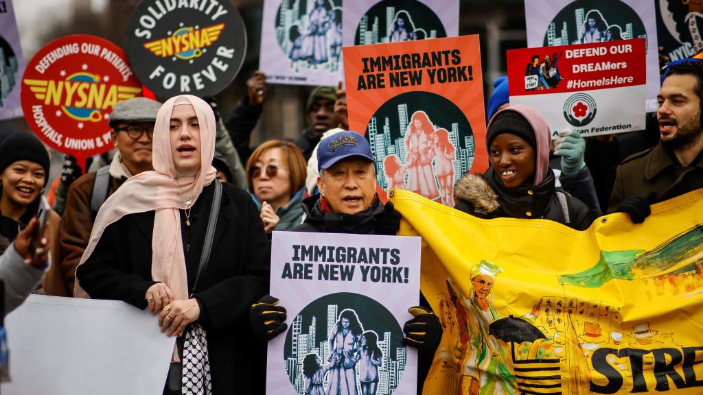 2025-01-18T182633Z_2119919922_RC2FCCAMR8K4_RTRMADP_3_USA-TRUMP-IMMIGRATION