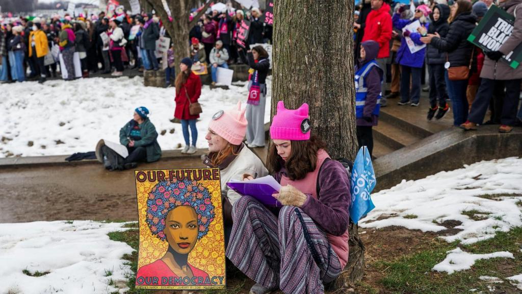 Dos chicas portan el característico gorro rosa, protagonista de las protestas en 2017