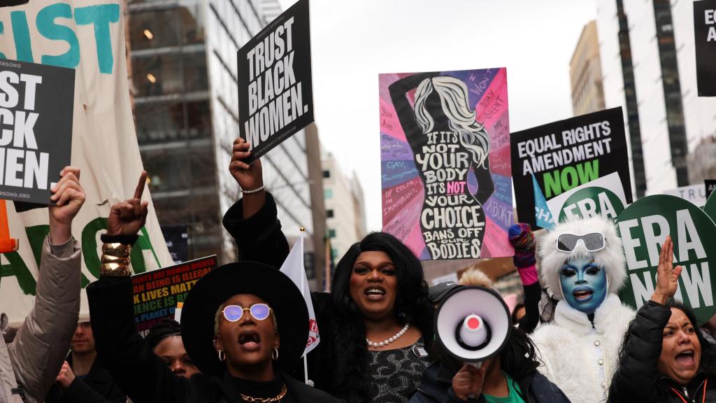 Mujeres negras con eslóganes feministas en la marcha de Washington DC
