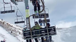 Los efectivos de emergencia priorizaron el rescate de los heridos en el telesilla de Astún