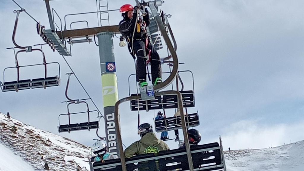 Los efectivos de emergencia priorizaron el rescate de los heridos en el telesilla de Astún