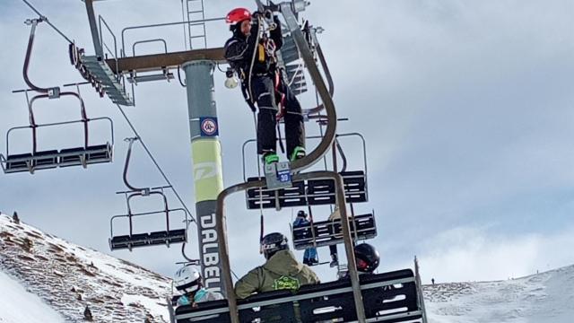 Los efectivos de emergencia priorizaron el rescate de los heridos en el telesilla de Astún