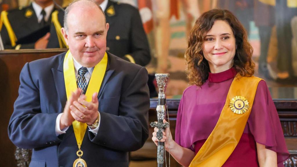 El alcalde de Lima, Rafael López Aliaga, condecora a Isabel Díaz Ayuso con la Orden al Mérito en grado Gran Cruz