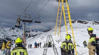 Los bomberos de la DPH  rescatan a personas atrapadas en la estación de Astún