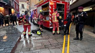 Los Bomberos del Ayuntamiento de León sofocando las llamas de un restaurante