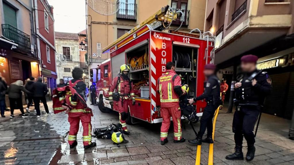 Los Bomberos del Ayuntamiento de León sofocando las llamas de un restaurante
