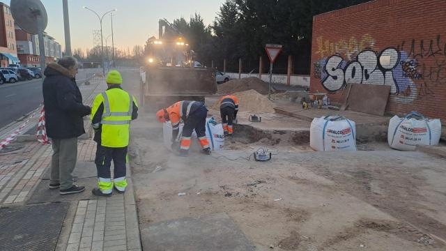 Trabajo de los operarios para recuperar el abastecimiento de agua en Torrelago