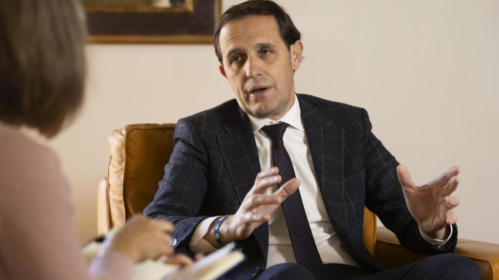 Un momento de la entrevista con Conrado Íscar