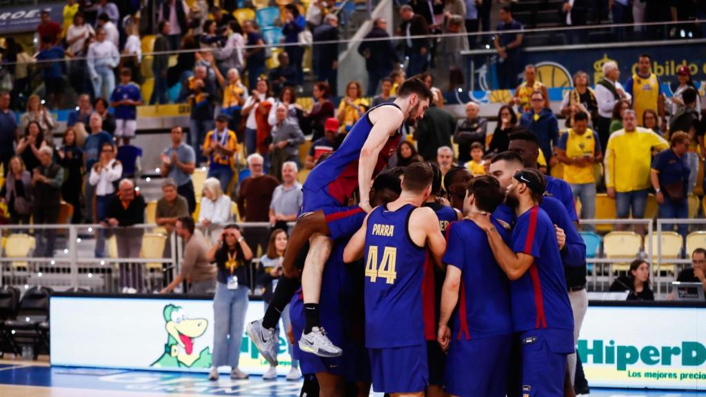 Los jugadores del Barça de basket hacen una piña