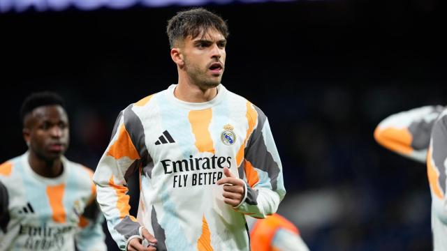 Raúl Asencio, en un calentamiento del Real Madrid