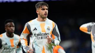 Raúl Asencio, en un calentamiento del Real Madrid