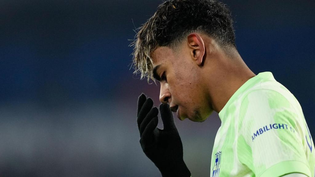 Lamine Yamal se lamenta durante el partido ante el Getafe.