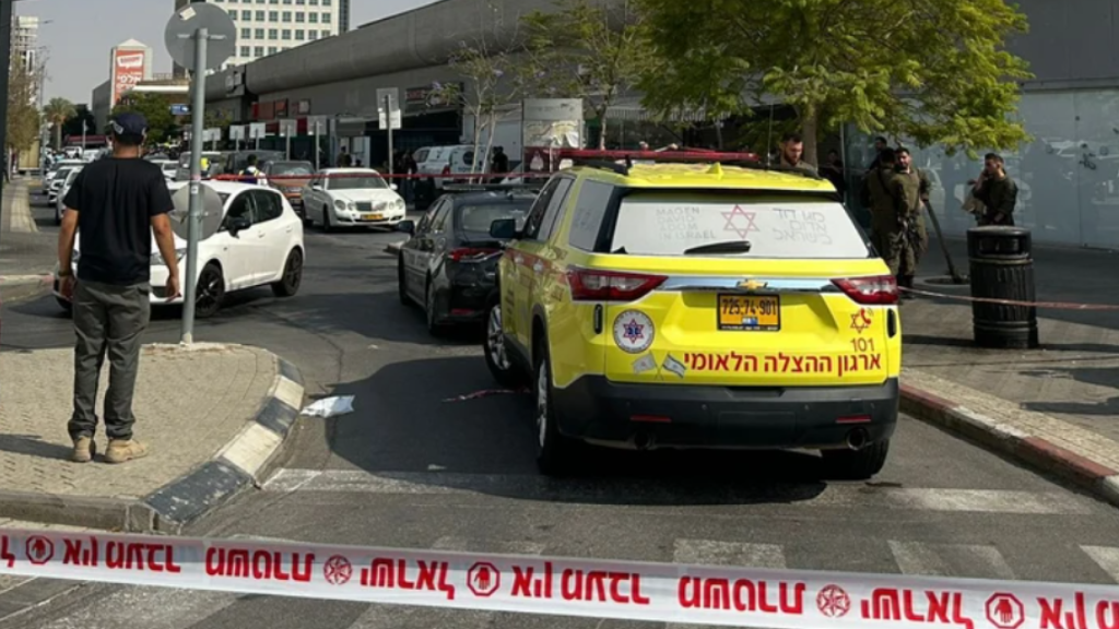 Imagen de archivo de una ambulancia tras un apuñalamiento en el sur de Israel