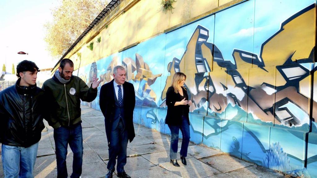 Visita del alcalde de Sevilla, José Luis Sanz, a un mural de arte urbano