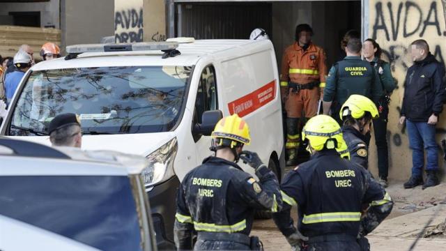 Vehículo judicial que se ha llevado al trabajador sin vida, fallecido por el derrumbe de una escalera en Benetússer. Efe / Ana Escobar