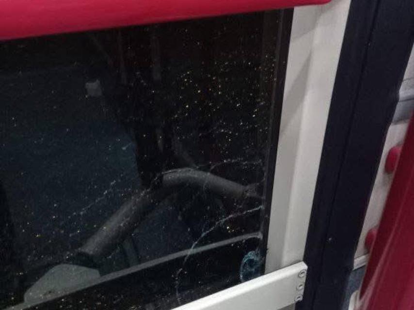 Detalle de otro impacto en un cristal del vehículo