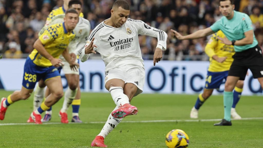 Kylian Mbappé, durante el lanzamiento del penalti contra Las Palmas