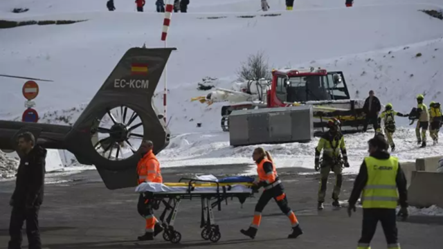 Trabajadores de los servicios de emergencias en la estación de esquí de Astún tras el accidente del telesilla.